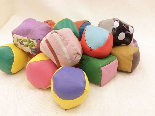 各种颜色和各种形状的手工小沙包